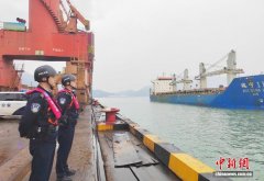 万吨轮集中到港 宁德边检“绿色通道”助通关提速